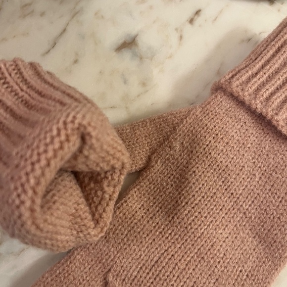 UGG PINK BEANIE GLOVE SET NWT - Picture 7 of 10